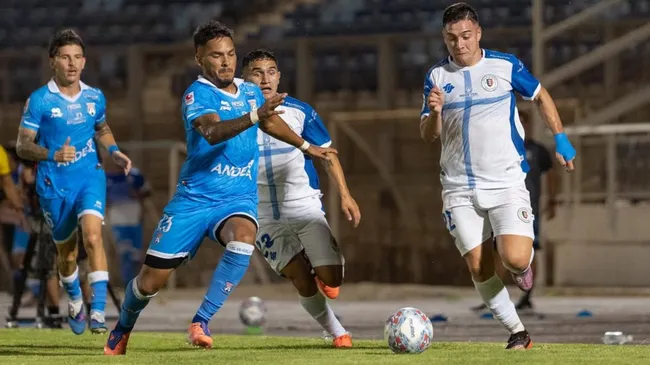 Escándalo en el partido entre San Marcos de Arica y Deportes Santa Cruz. (Foto: Deportes Santa Cruz)