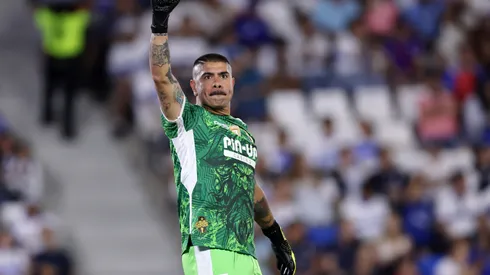 Diego Sánchez responde a los canticos de la barra de la UC.
