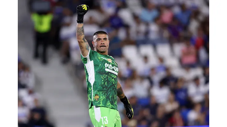 Diego Sánchez responde a los canticos de la barra de la UC.