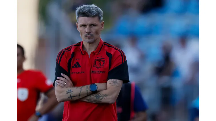 El técnico albo habló fuerte y claro sobre el futuro de Claudio Aquino.