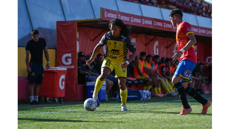 INACEPTABLE: Barristas de Unión Española agreden minibús con niños, abuelos e hinchas de San Luis