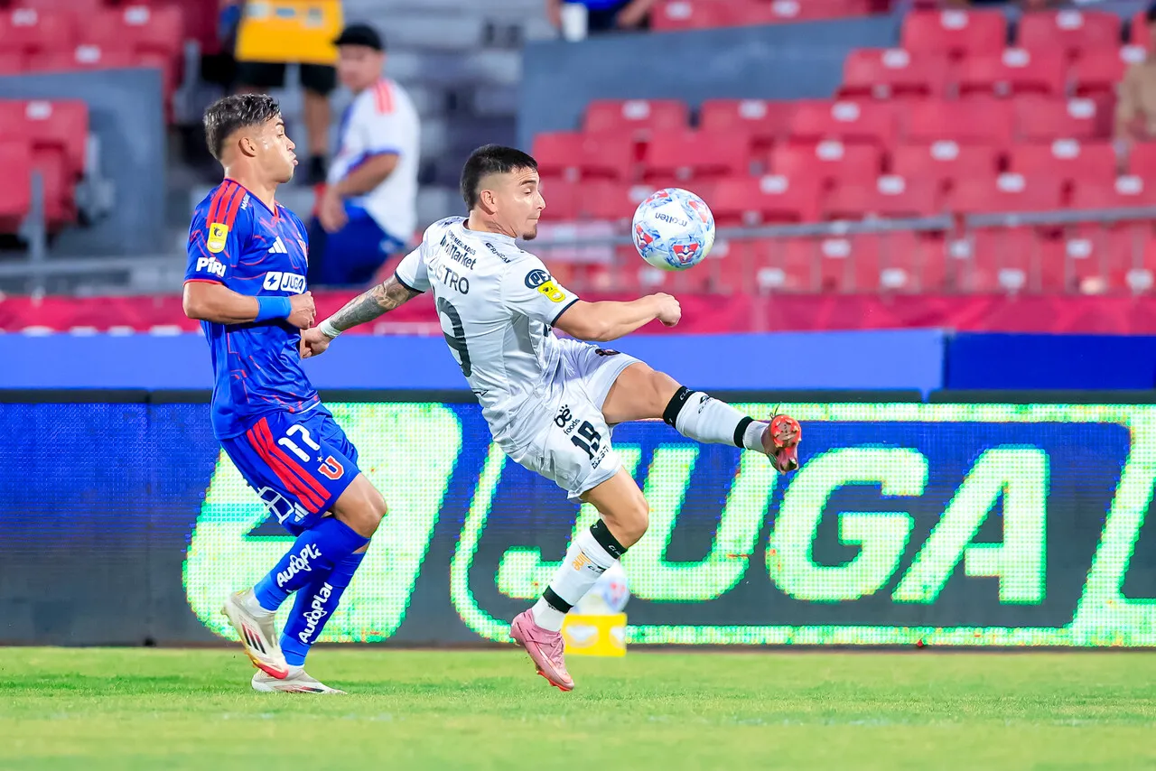 Un intenso partido se vivió en el Estadio Nacional | Foto: Photosport