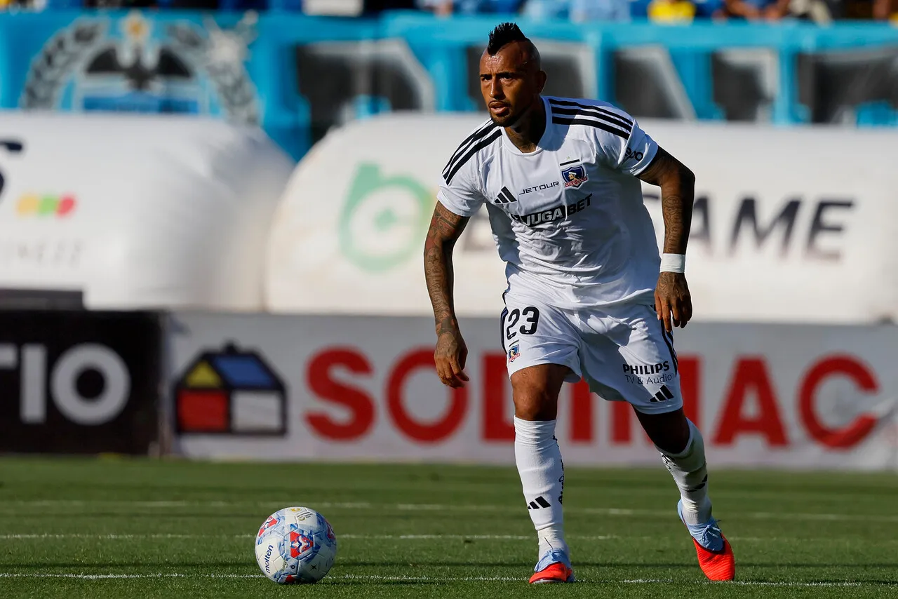 Pato Yáñez aplaude el nivel de Arturo Vidal. | Foto: Photosport