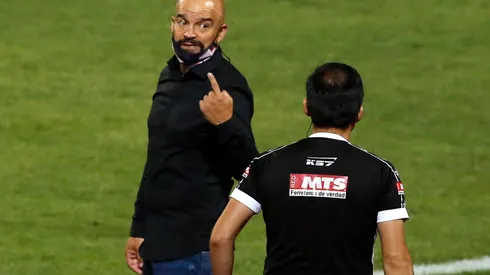 El técnico de Deportes Santa Cruz fue agredido por el Presidente de San Marcos de Arica.
