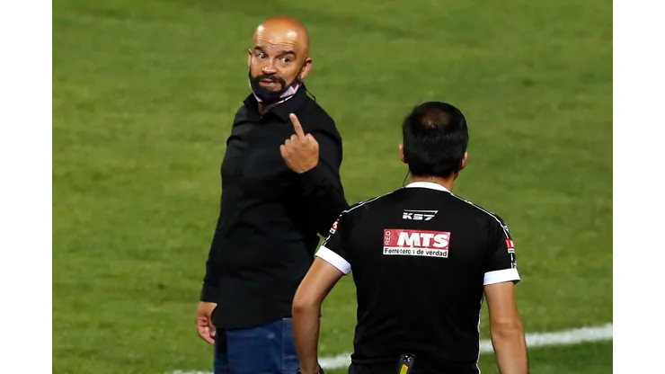 El técnico de Deportes Santa Cruz fue agredido por el Presidente de San Marcos de Arica.
