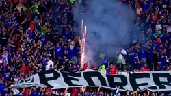 El partido entre Azules y Limachinos debió ser frenado por el lanzamiento de fuegos artificiales por parte de la barra local.