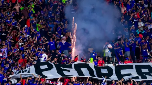 El partido entre Azules y Limachinos debió ser frenado por el lanzamiento de fuegos artificiales por parte de la barra local.
