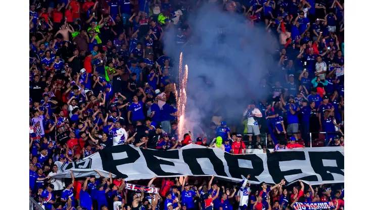 El partido entre Azules y Limachinos debió ser frenado por el lanzamiento de fuegos artificiales por parte de la barra local.