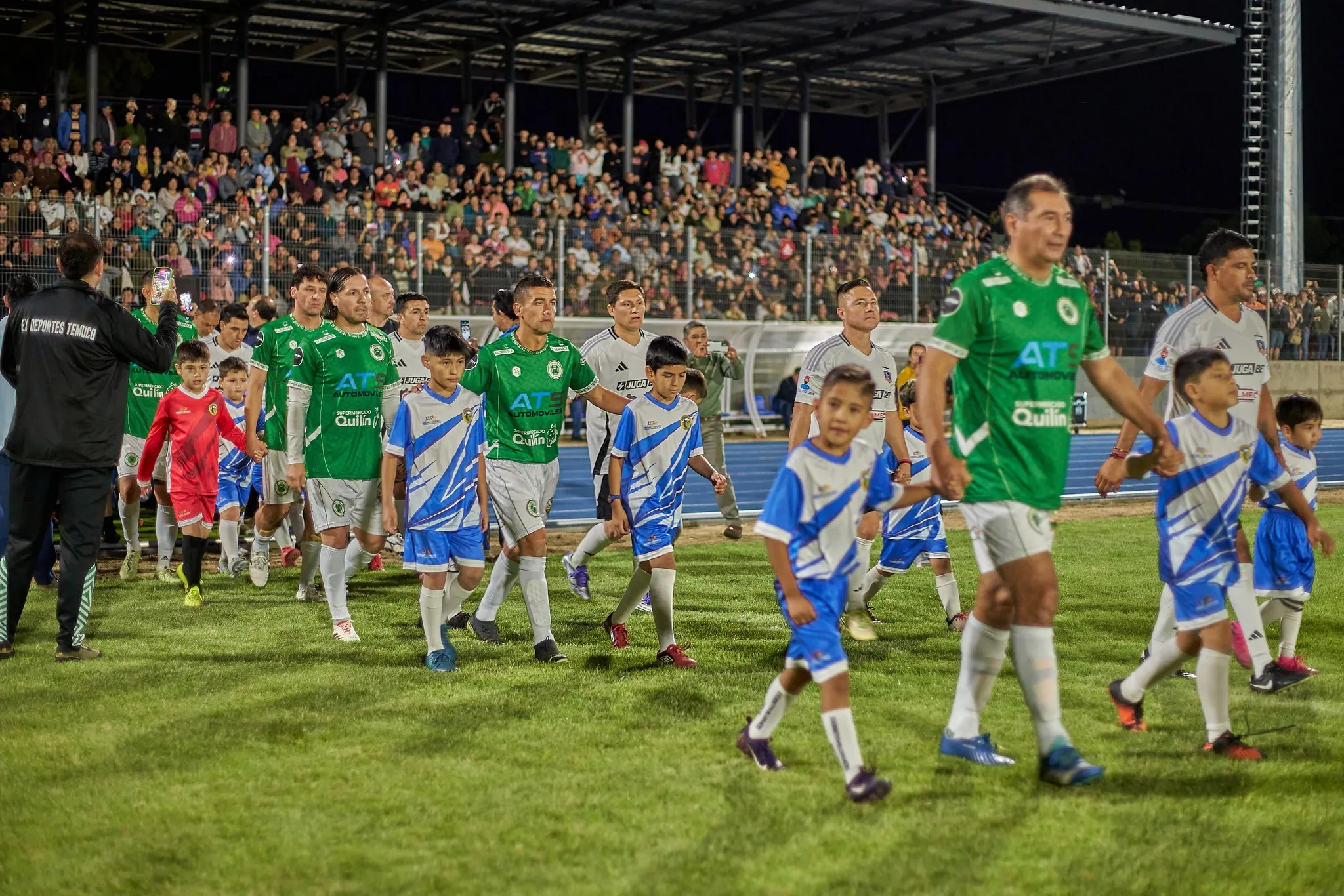 El nuevo estadio de Lautaro se inauguró con el amistoso entre históricos de Colo Colo y D. Temuco (Facebook).