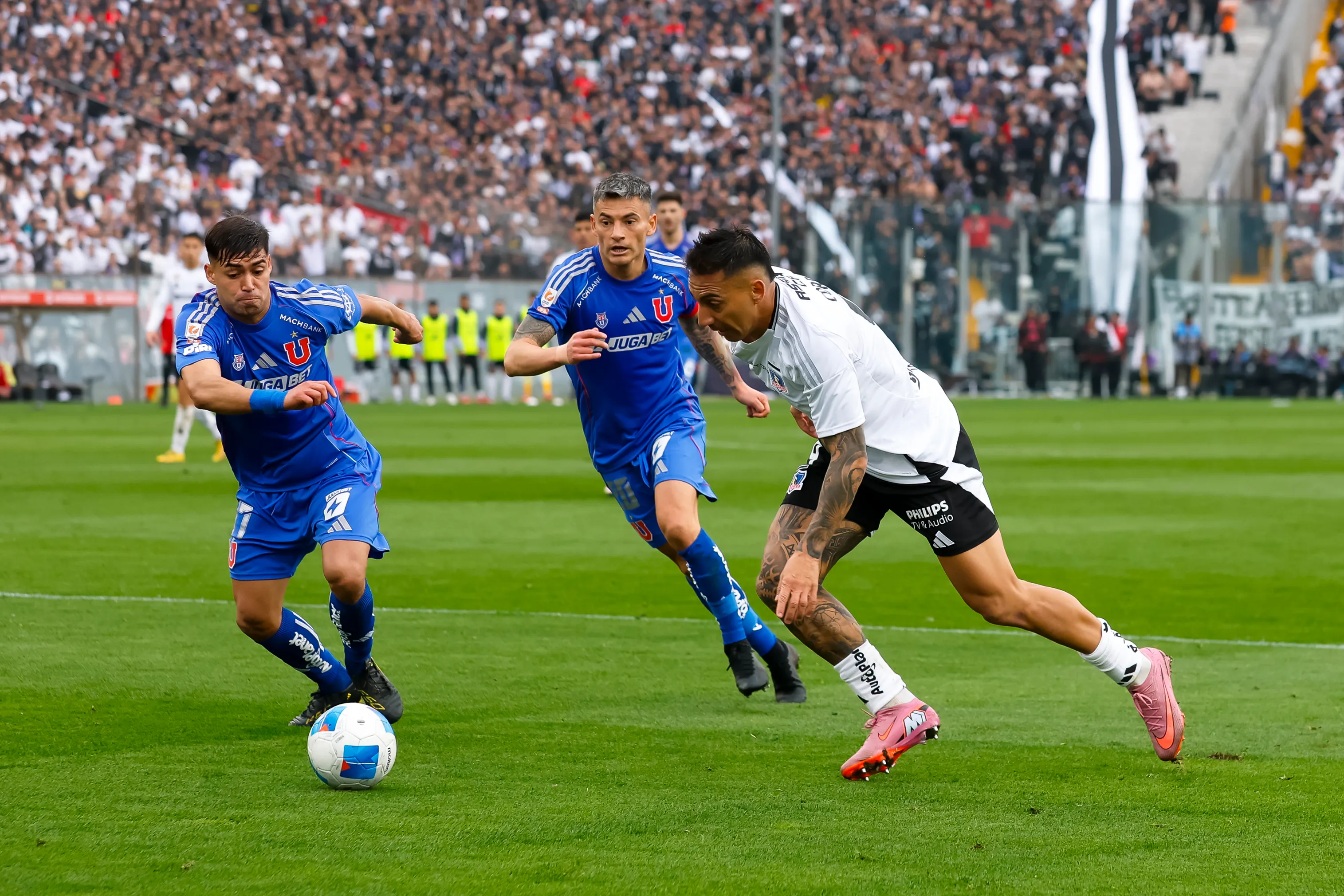 Colo Colo y la U se verán las caras este domingo en el Estadio Monumental | FOTO: Pepe Alvujar/Photosport