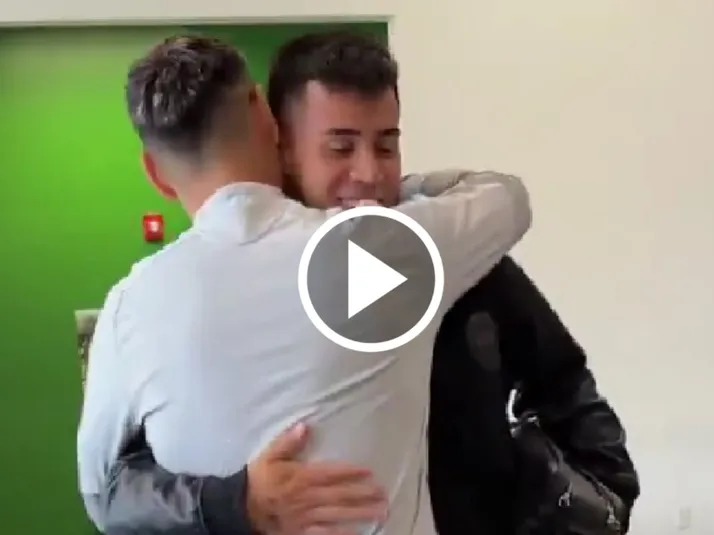 Aravena se sumó al Portland, se cruzó con Mora y protagonizaron este momento