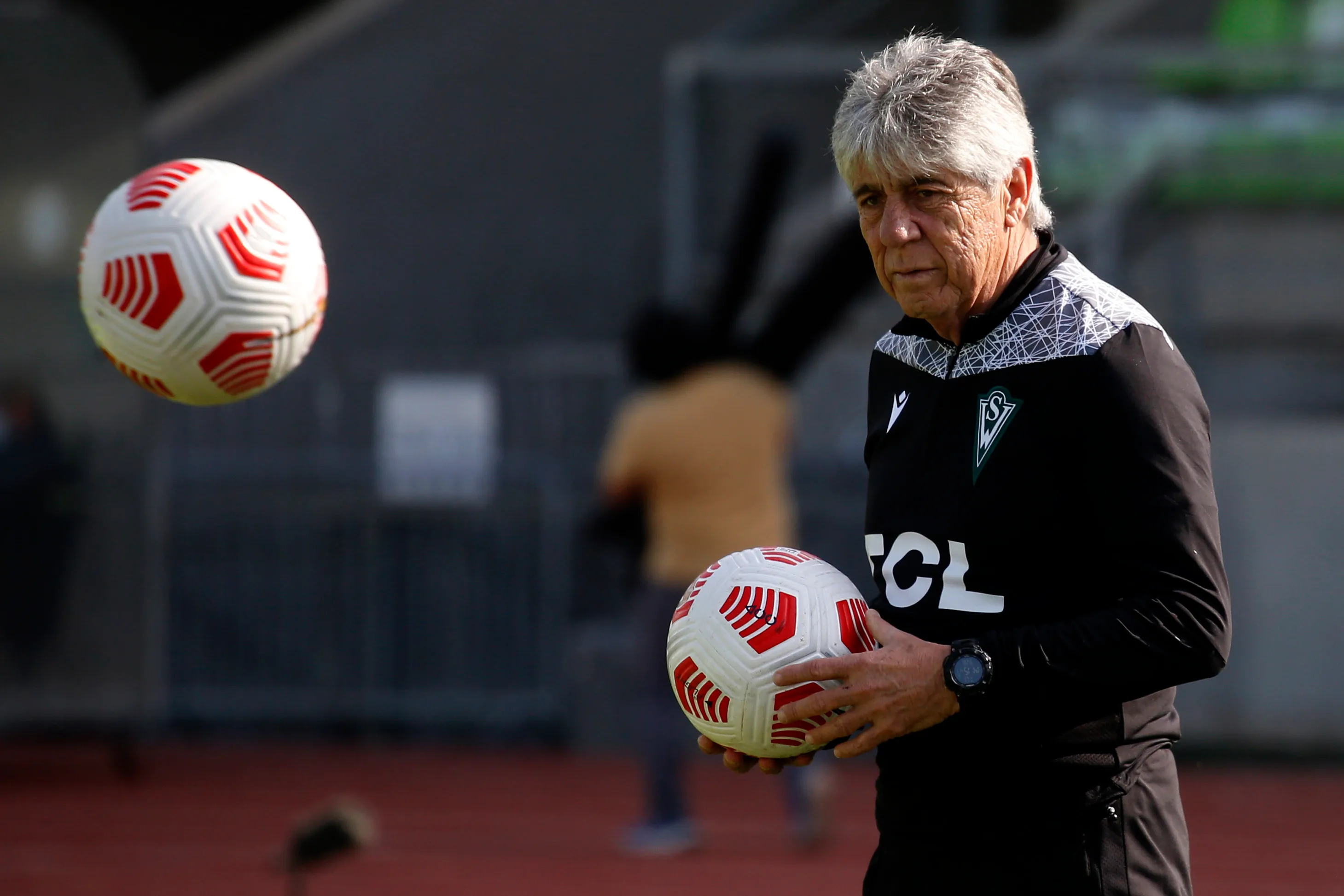 Eduardo Fourniel blinda a Gabriel Castellón.