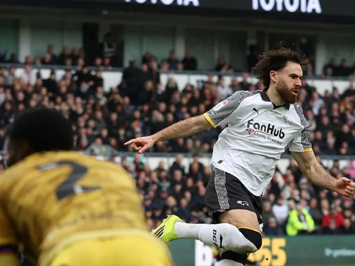 Brereton aplica ley del ex y brilla en triunfo del Derby County