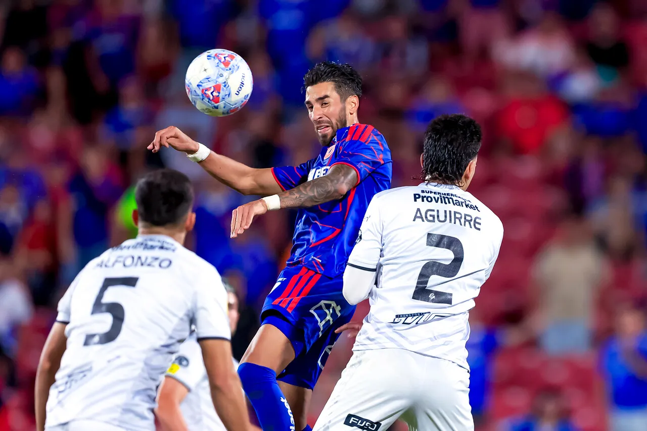 Los hinchas de Colo Colo no perdonan a Lucero | Foto: Photosport