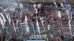 La barra de Colo Colo provocó a la U con este extenso lienzo.