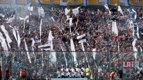 La barra de Colo Colo provocó a la U con este extenso lienzo.