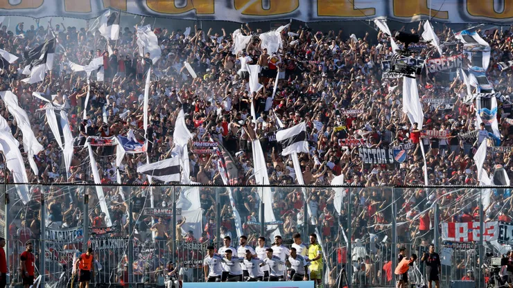 La barra de Colo Colo provocó a la U con este extenso lienzo.