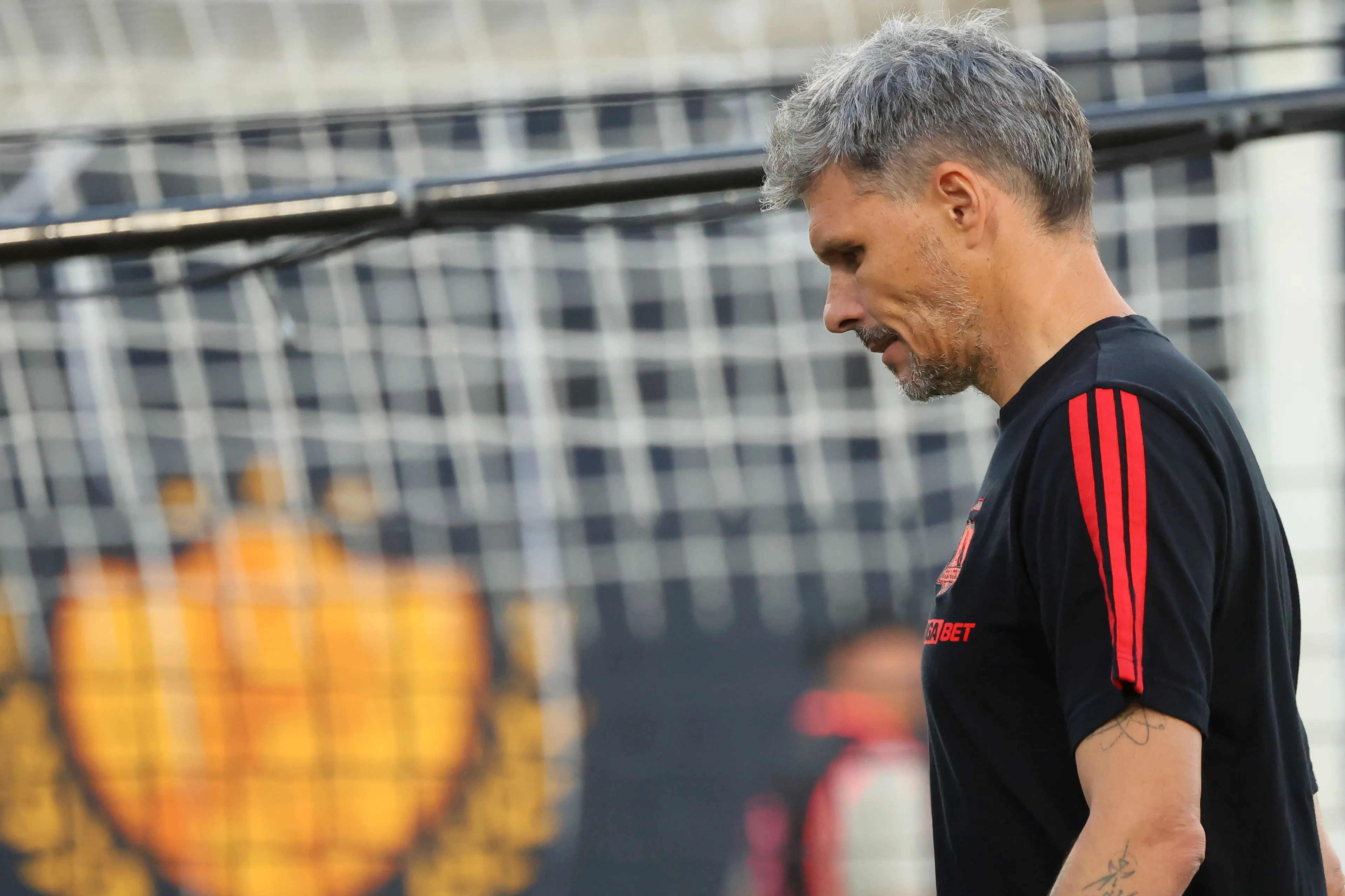 Fernando Ortiz se retiró del terreno de juego bastante ofuscado con el árbitro Cristián Garay | FOTO: Jonnathan Oyarzun/Photosport