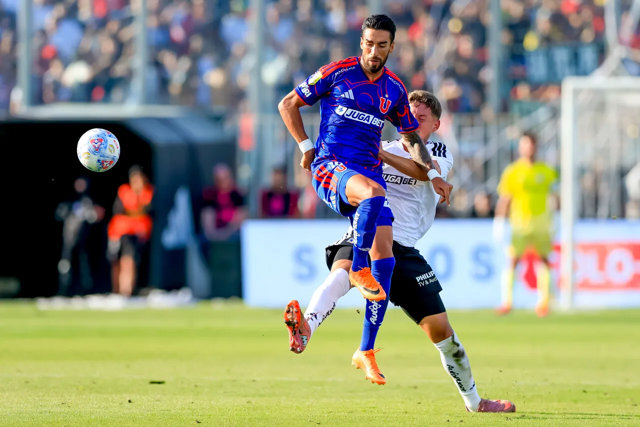Juan Martín Lucero ganó el pivoteo en el centro que terminó en el gol azul (Photosport).