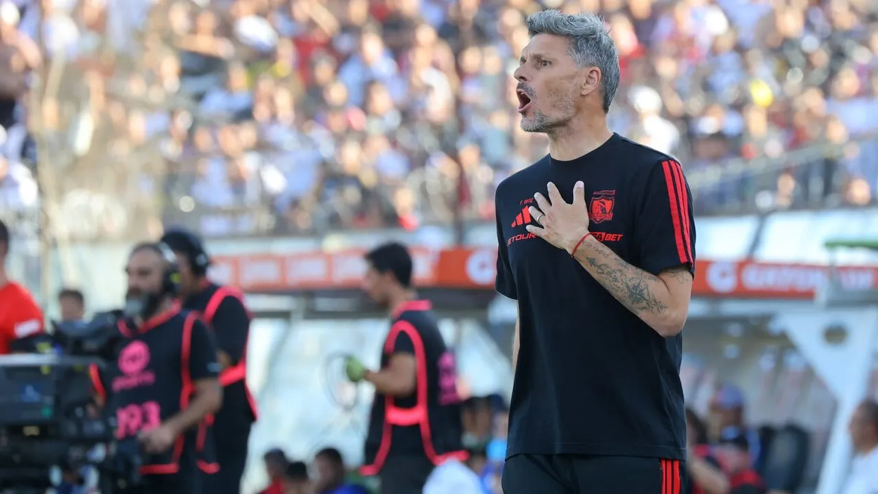 Hinchas albos pierden la paciencia con Fernando Ortiz y claman por su salida (Foto: Photosport)