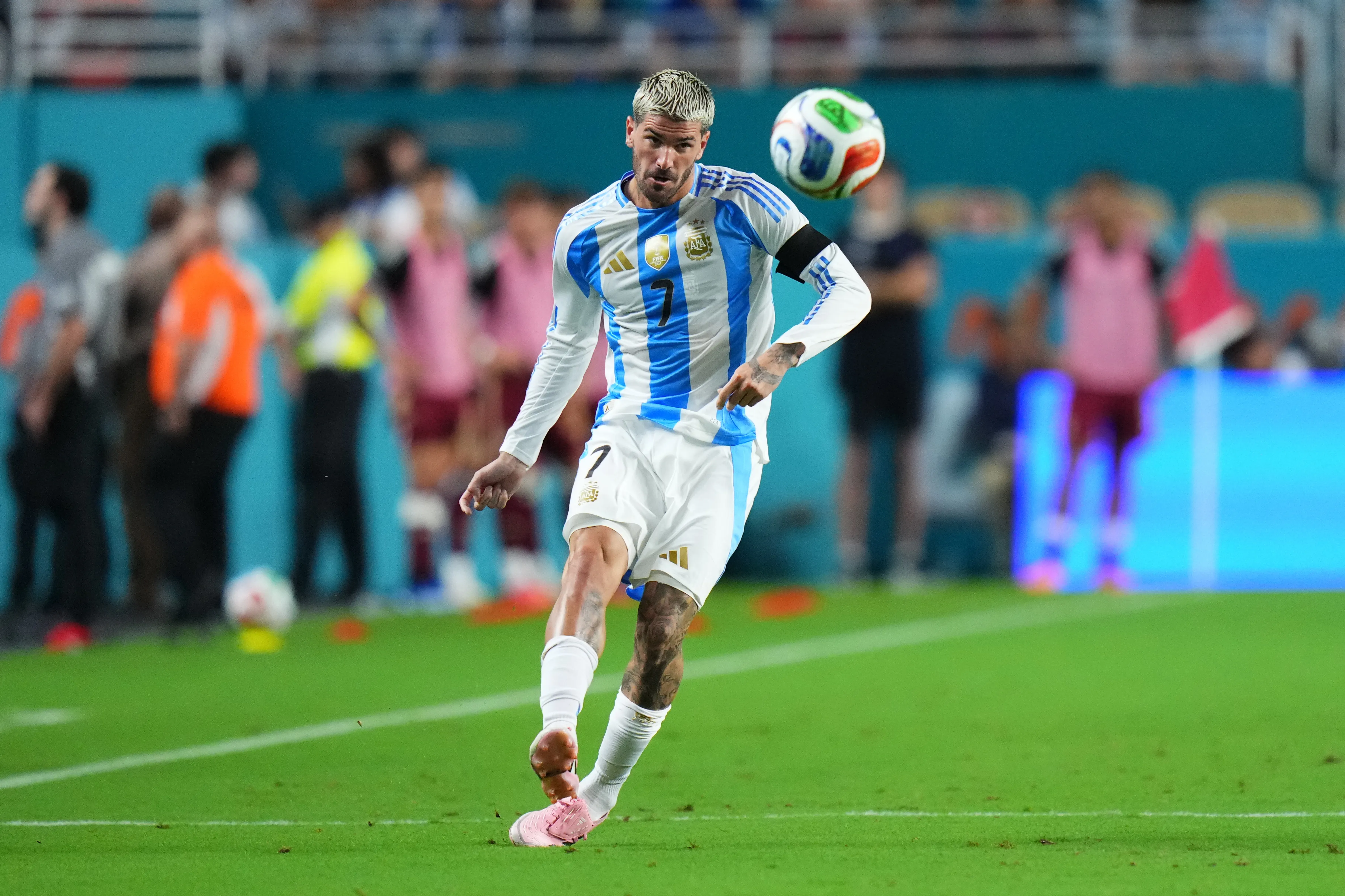 Arturo Vidal no se lleva bien con Rodrigo De Paul. (Foto: Getty Images)