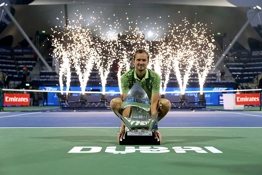 Medvedev se consagró campeón en Dubai y hoy vive una pesadilla (Photo by Christopher Pike/Getty Images)