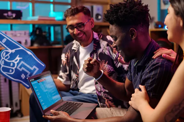 Tres personas con un computador usando los mejores códigos promocionales en Chile