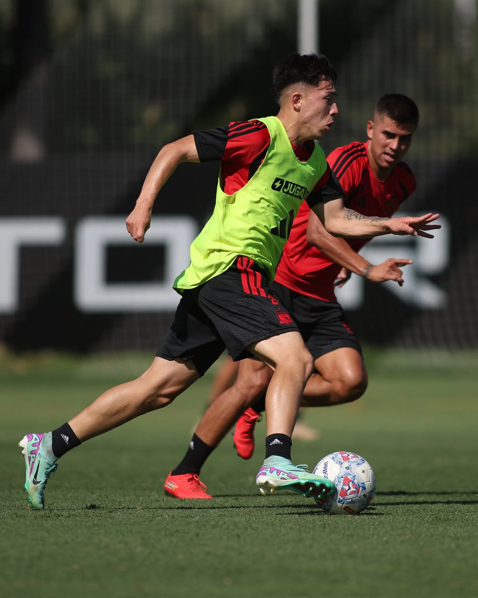 Leandro Hernández y Álvaro Madrid en la práctica de Colo Colo. (Foto: @ColoColo)