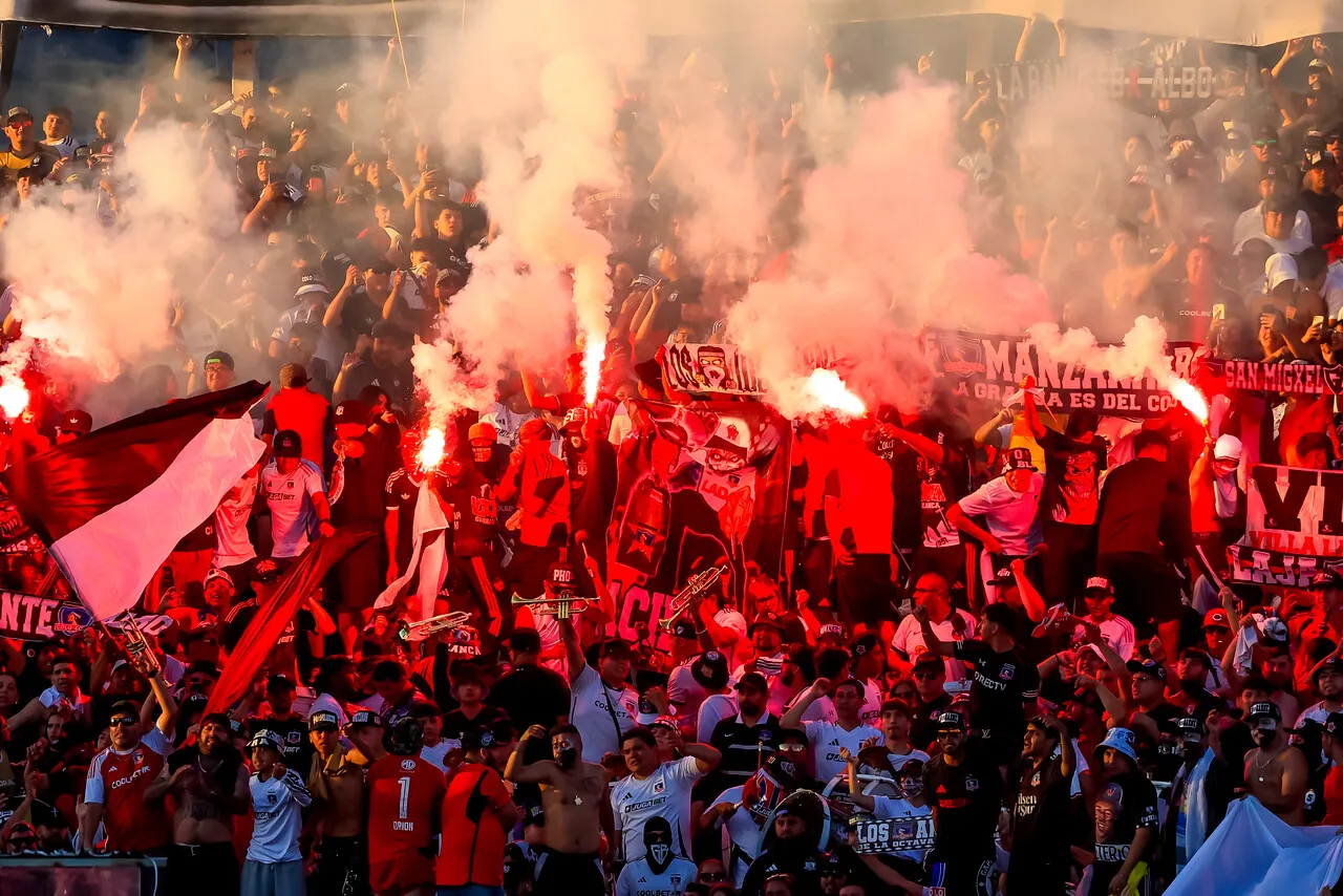 El árbitro Cristián Garay denunció el uso de fuegos artificiales en el Estadio Monumental (Photosport).
