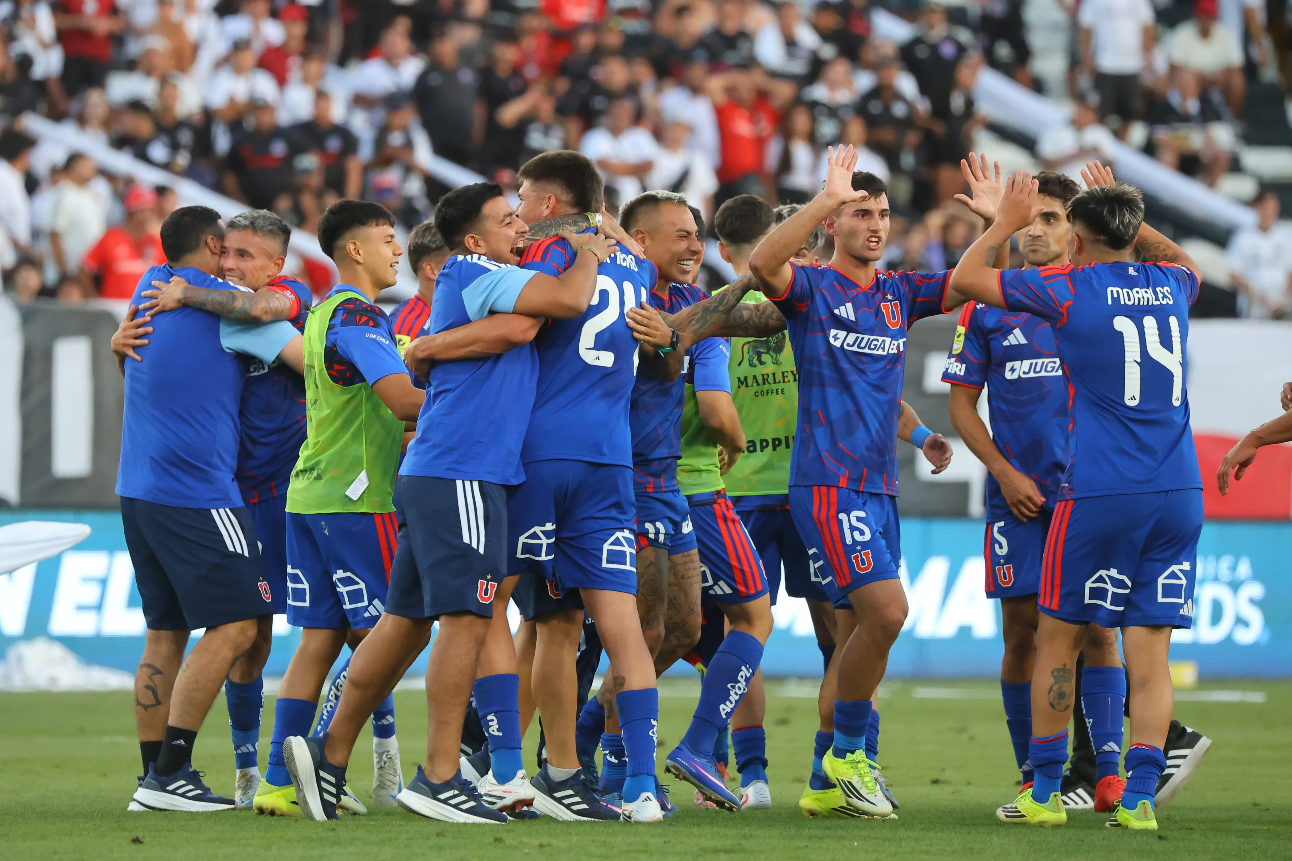 Los jugadores de Universidad de Chile celebran el triunfo ante Colo Colo | FOTO: Jonnathan Oyarzun/Photosport