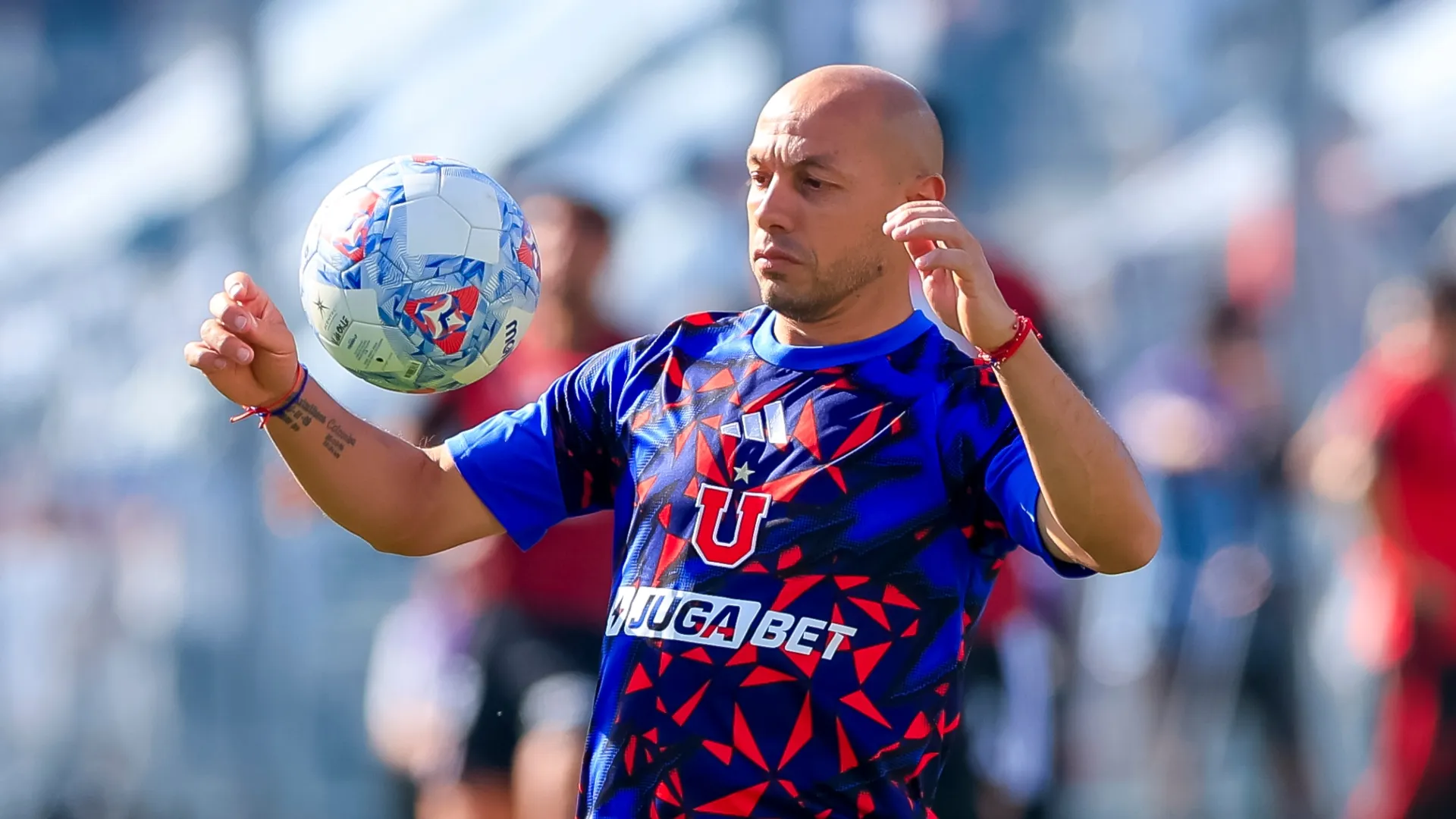 Marcelo Díaz es fotografiado al calentamiento previo al partido en la cancha del Monumental | FOTO: Photosport