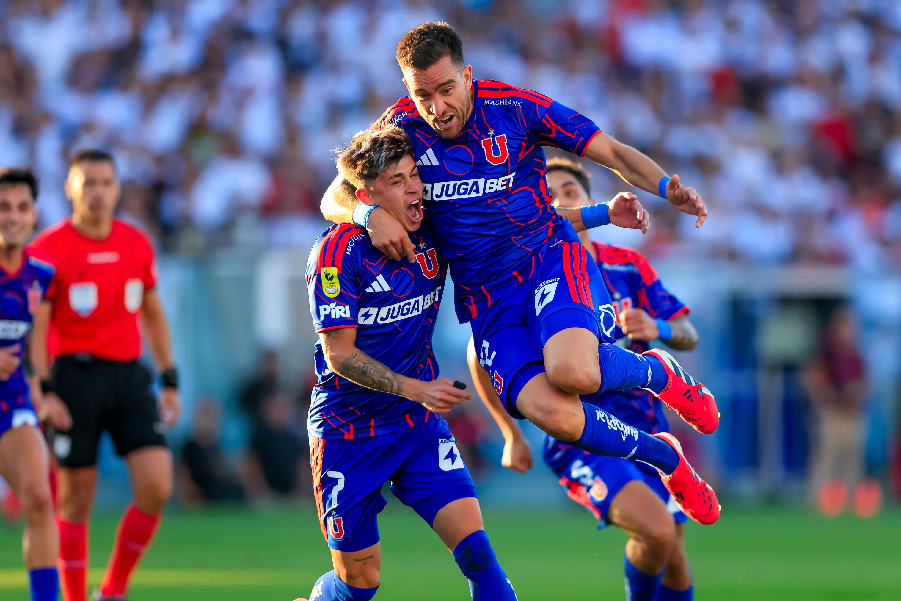 Matías Zaldivia celebrando junto a Maxi Guerrero su gol ante Colo Colo | FOTO:  Pepe Alvujar/Photosport