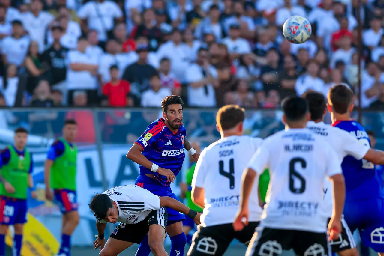Juan Martín Lucero gana en el aire y la pelota le queda a Matías Zaldivia para el gol de la U (Photosport).