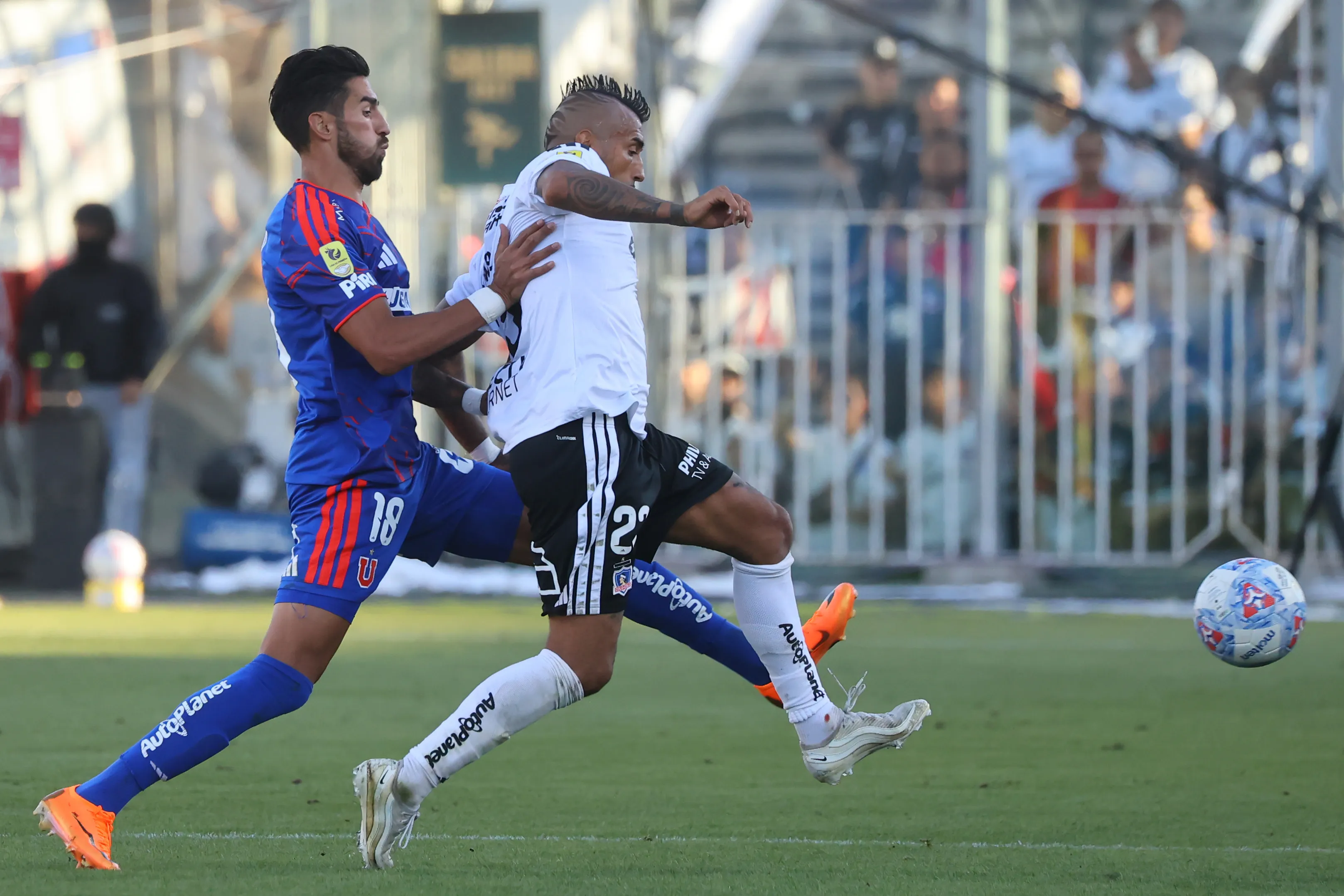 Juan Martín Lucero luchando un balón con Arturo Vidal | FOTO: Jonnathan Oyarzun/Photosport