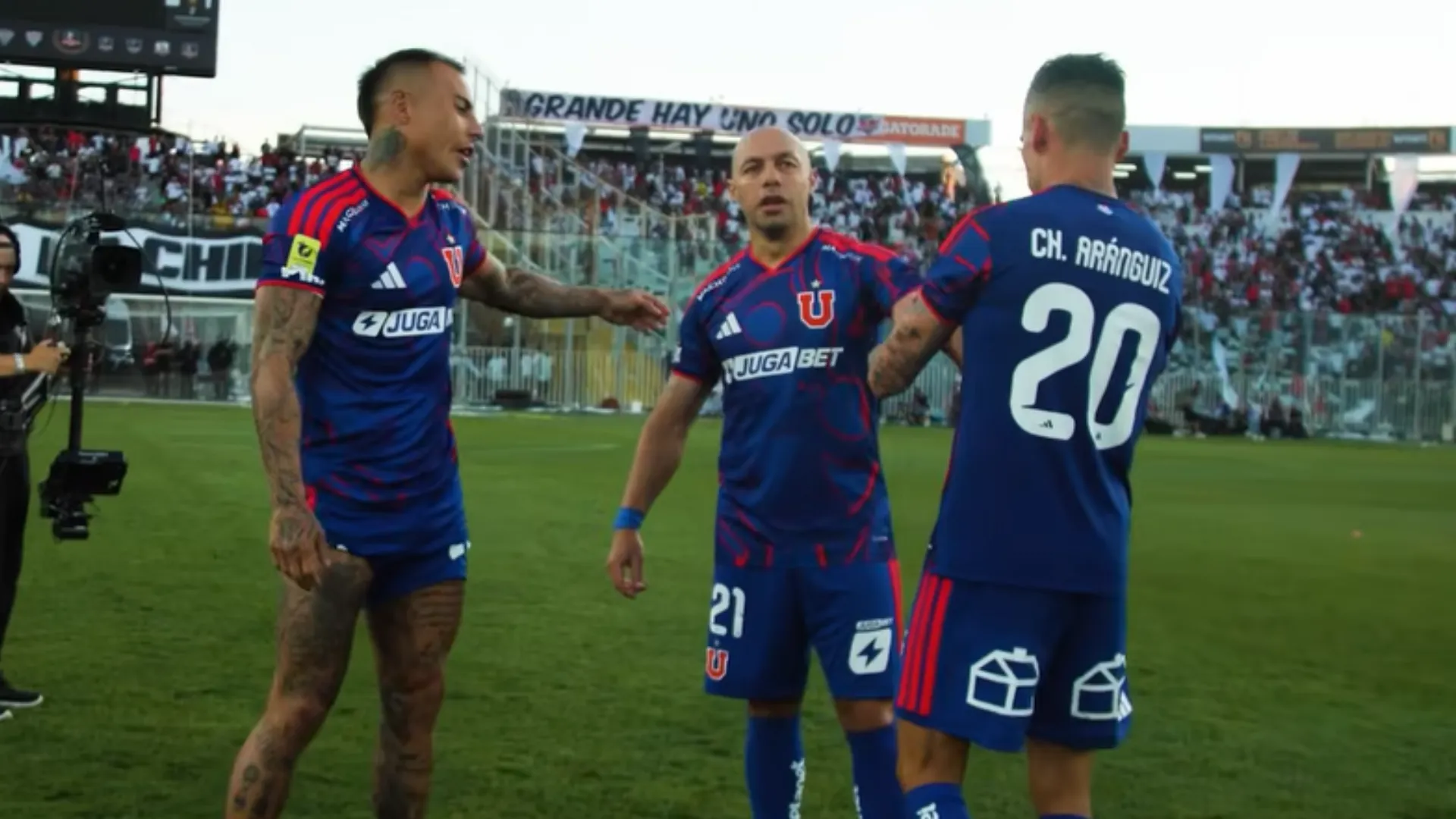 El momento del notable gesto de Charles Aránguiz con Marcelo Díaz. (Foto: Club Universidad de Chile)