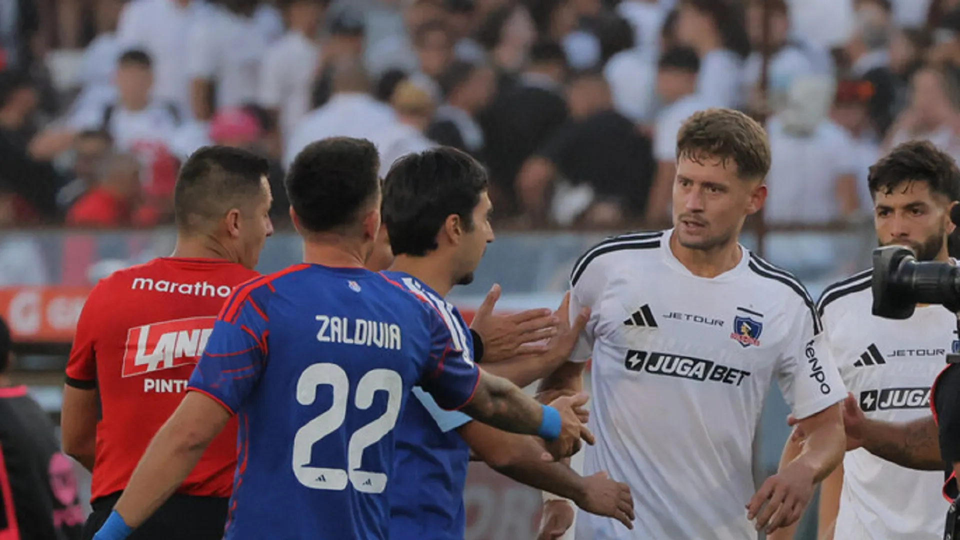 El defensor albo comienza a ganarse un lugar en el corazón de la hinchada (Foto: Photosport)
