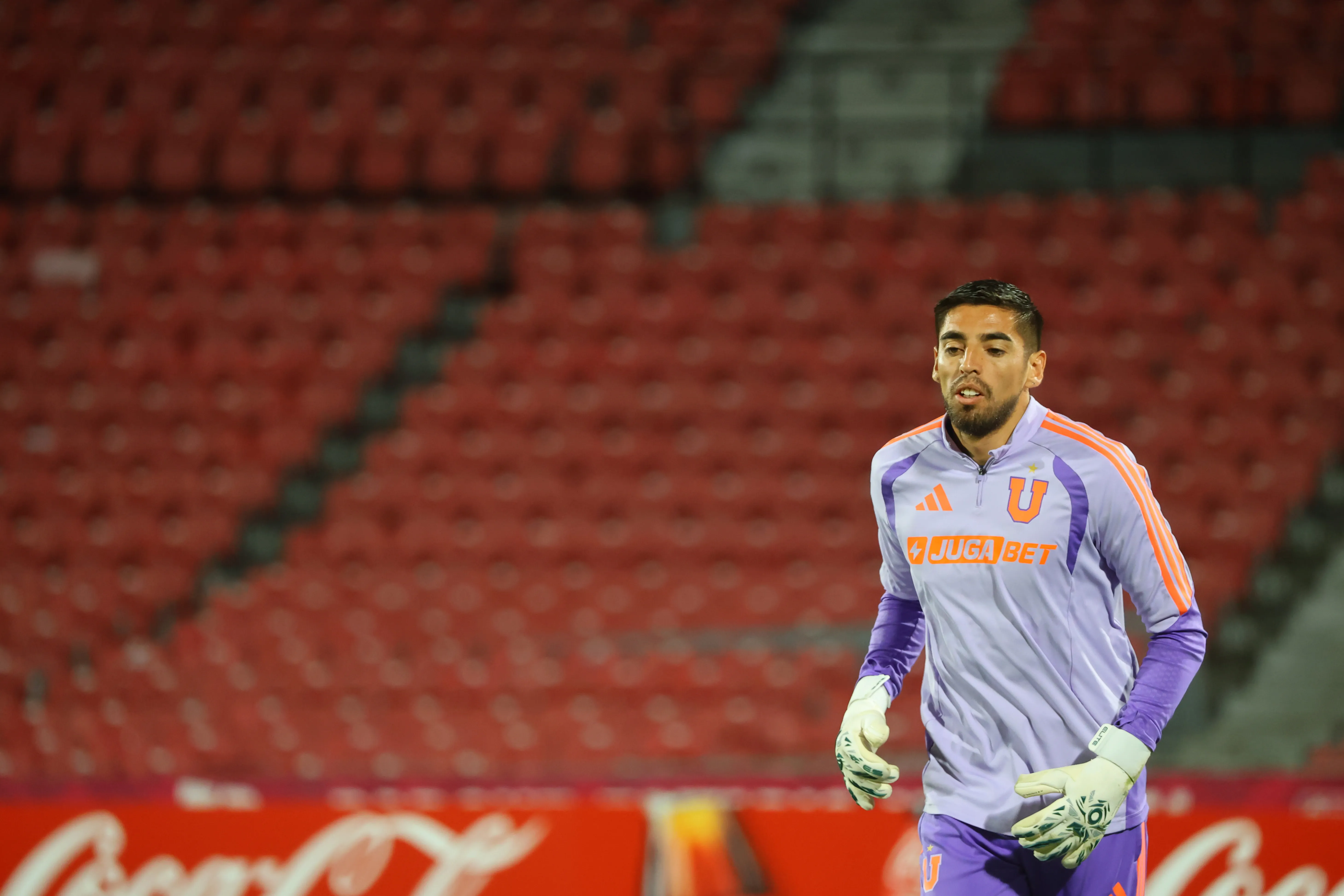 Ambos equipos calientan en el terreno de juego.