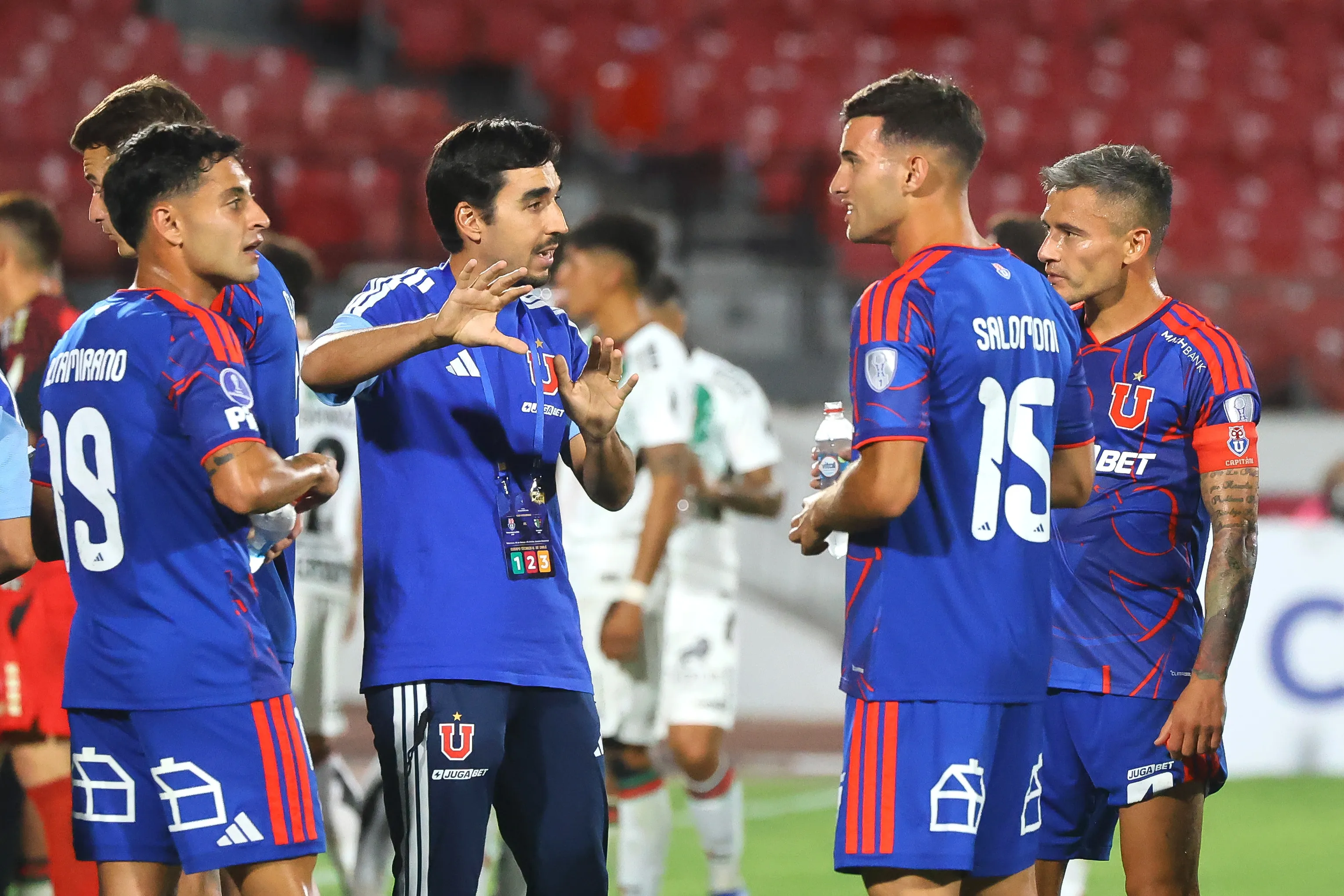 Francisco Meneghini solo ha ganado un partido al mando de la U. (Foto: Jonnathan Oyarzún/Photosport)