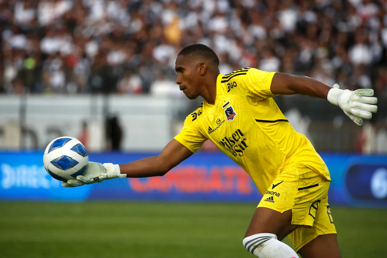 El exgolero de Colo Colo estaría siendo tentado por Ecuador para ir a jugar el Mundial (Foto: Photosport)