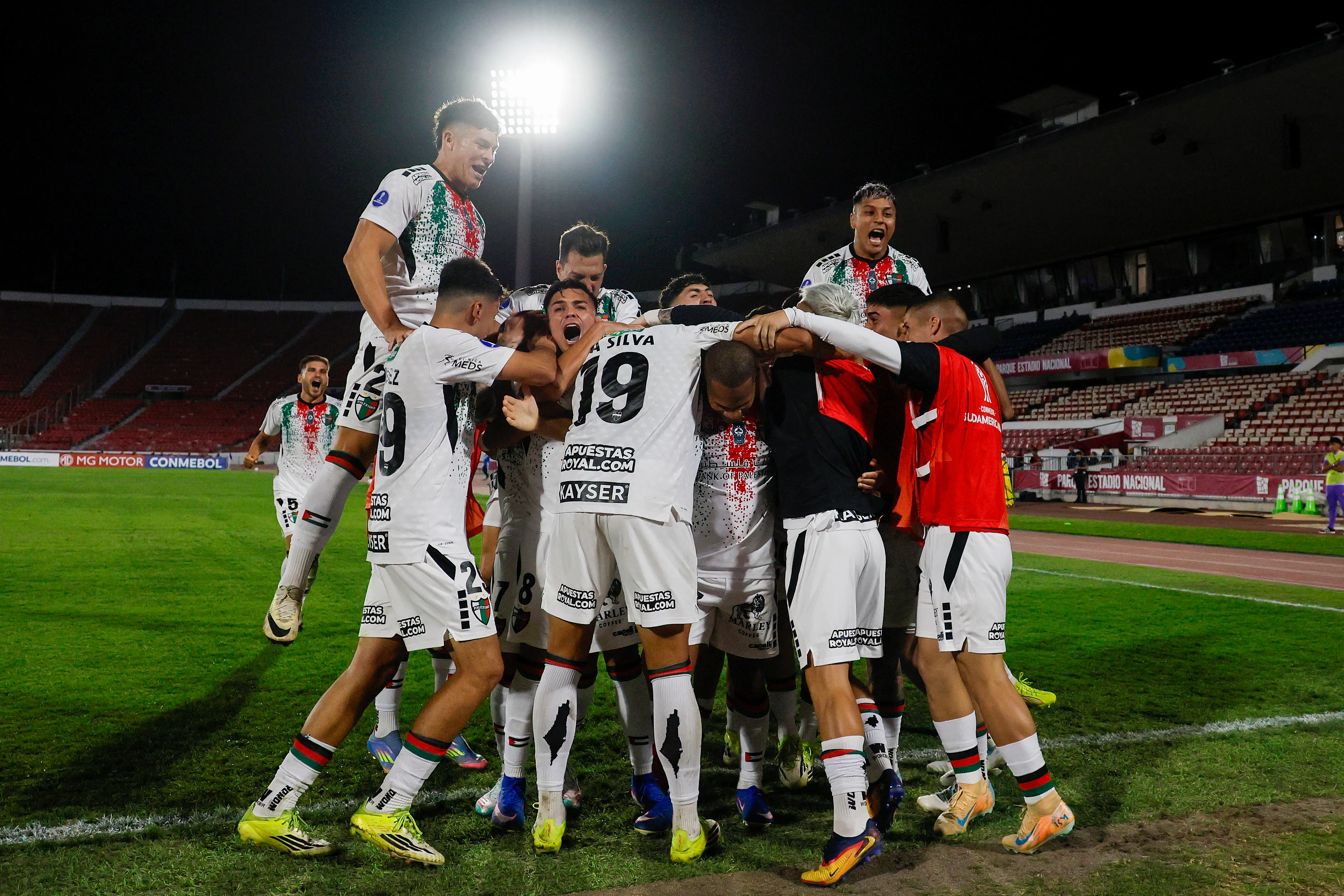 La euforia del plantel de Palestino tras la victoria ante la U | FOTO: Andres Pina/Photosport