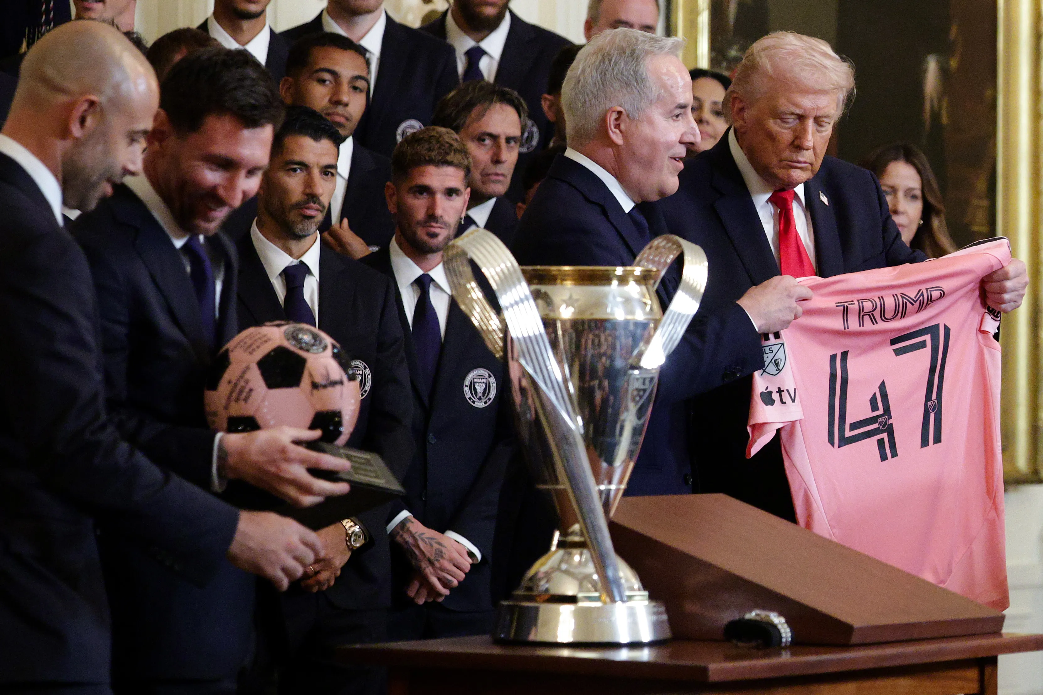 Ángel Guillermo Hoyos aparece detrás de Rodrigo de Paul | FOTO: Alex Wong/Getty Images)