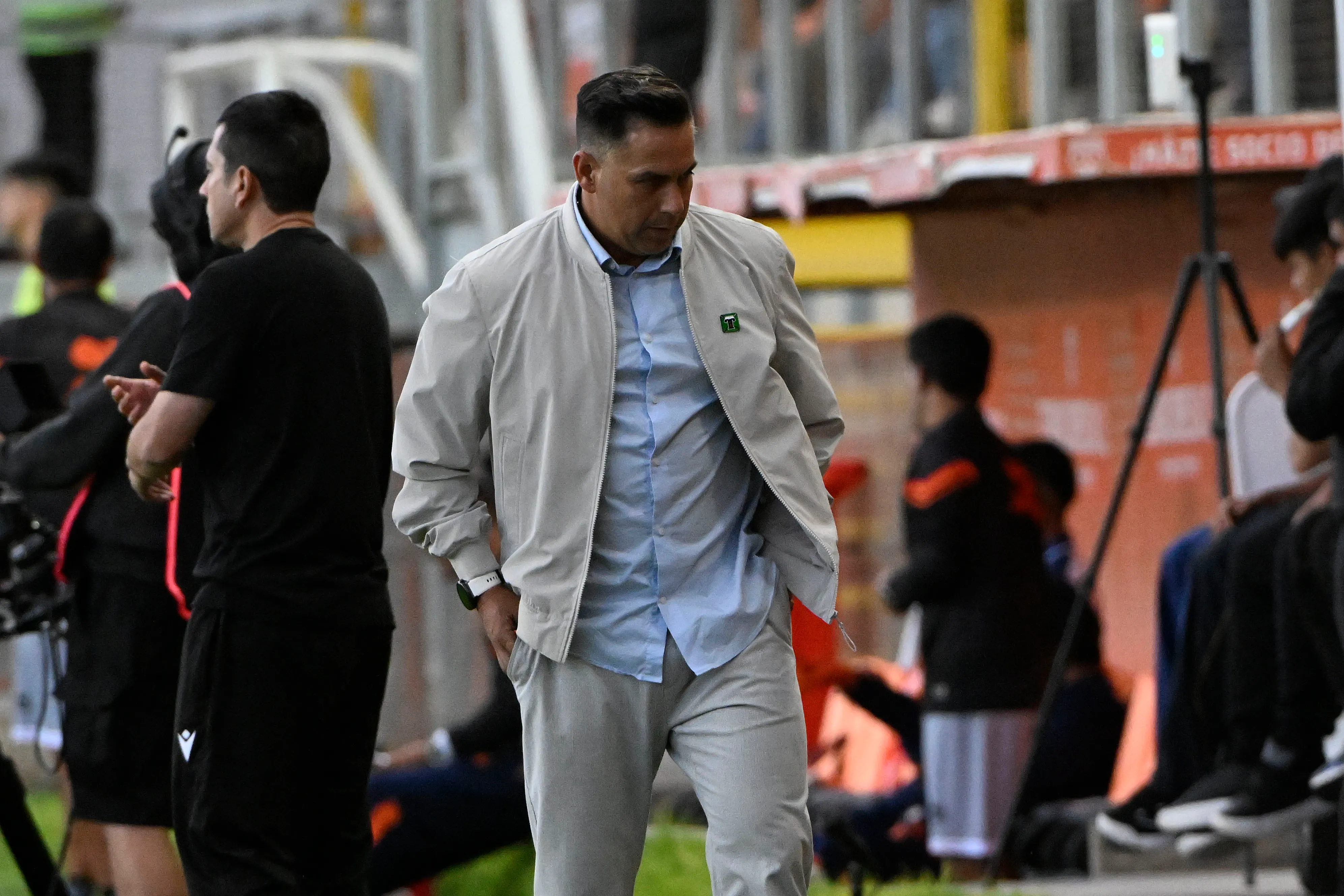 Arturo Sanhueza pierde la calma con un periodista en conferencia de prensa.