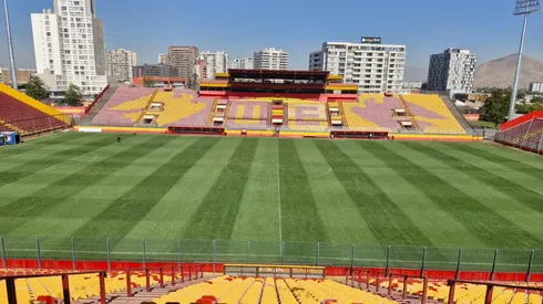 Así se encuentra la cancha del Estadio Santa Laura.