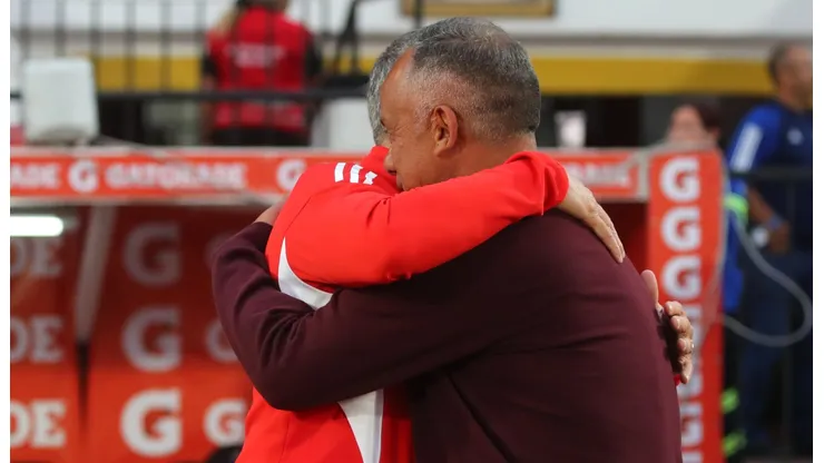 El estratega rojinegro enfrenta un difícil inicio de temporada en la Primera B.