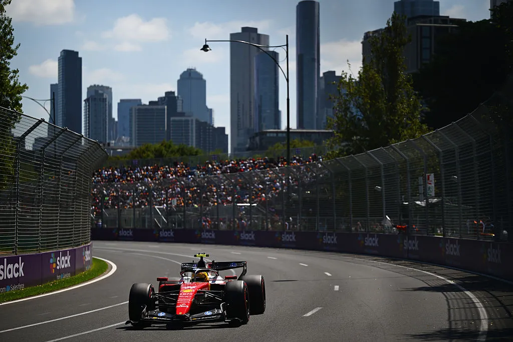 El coche Ferrari de Lewis Hamilton en el circuito de Albert Park. (Foto: Quinn Rooney/Getty Images)