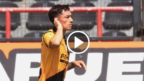 Cristián Zavala y su particular celebración en su gol.