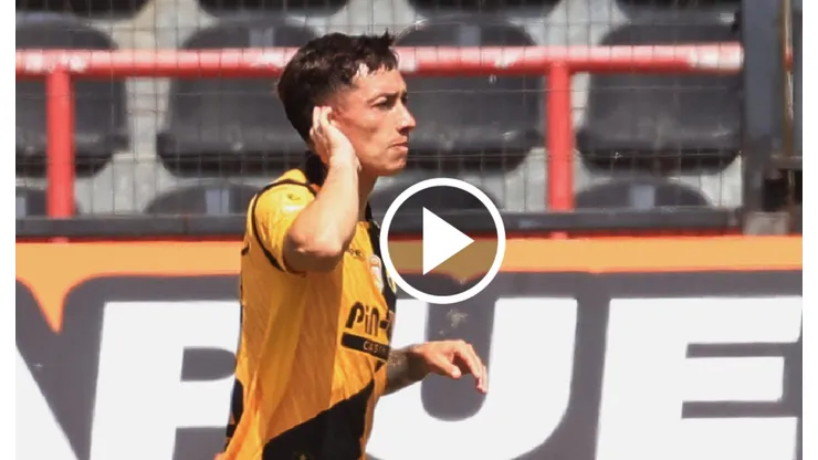 Cristián Zavala y su particular celebración en su gol.