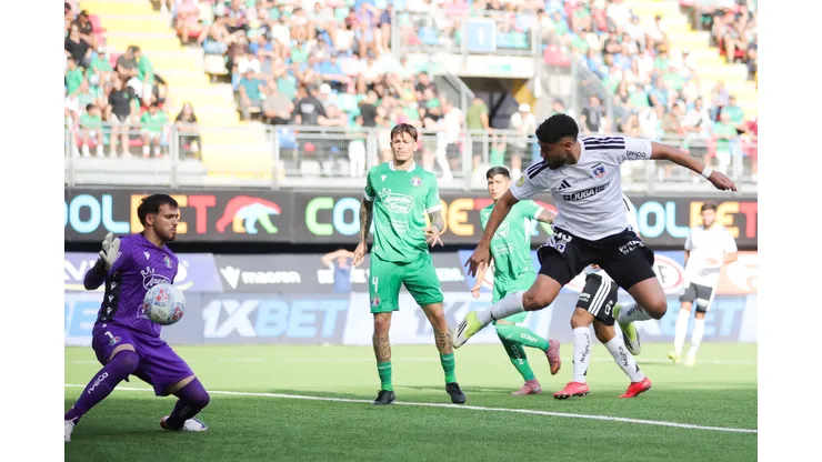 Colo Colo visita a Audax en La Florida.