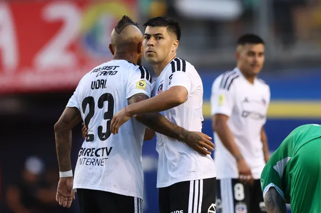 Arturo Vidal arenga a sus compañeros en Colo Colo. (Foto: Felipe Zanca/Photosport)