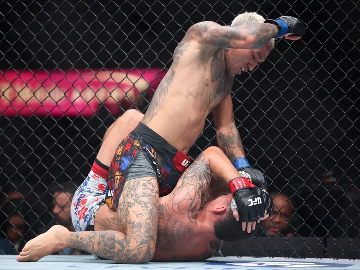 ¡Charles Oliveira es el nuevo BMF de UFC!: Max Holloway fue superado de principio a fin